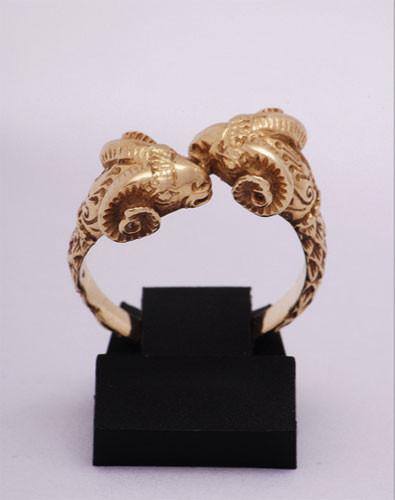 : Prsten od livenog zlata sa glavama ovnova