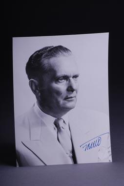: Autogram Josipa Broza Tita na fotografiji