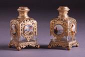 : Par kristalnih flašica za parfem sa oslikanim medaljonima