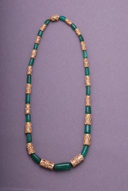 : Zlatna ogrlica sa smaragdima i dijamantima