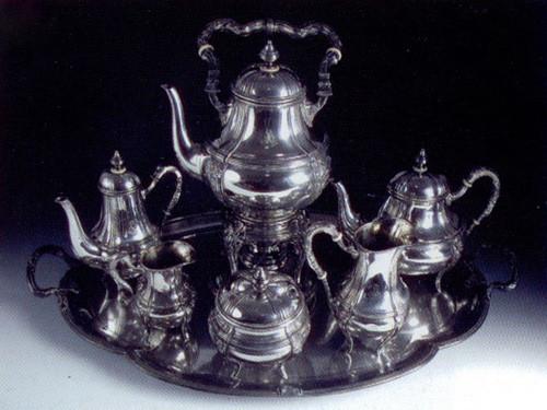 : Impozantni srebrni komplet za čaj