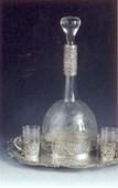: Srebrni,okrugli poslužavnik,kristalni šlifovani flakon i dve čašice sa srebrnim postoljem