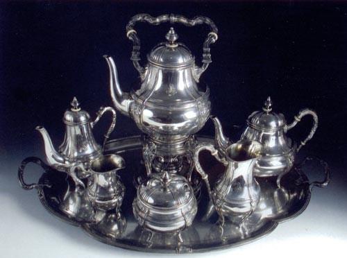 : Impozantni srebrni komplet za čaj
