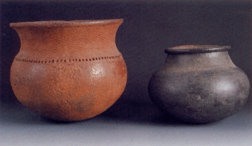 : Par praistorijskih keramičkih posuda