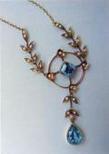: Zlatna ogrlica-grana sa biserima i dva plavo-zelena citrina