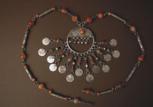 : Srebrna ogrlica sa karneolima i srebrnjacima