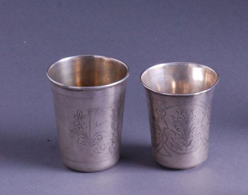 : Par srebrnih čašica