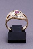 : Zlatni prsten sa rubinom i sitnim brilijantima